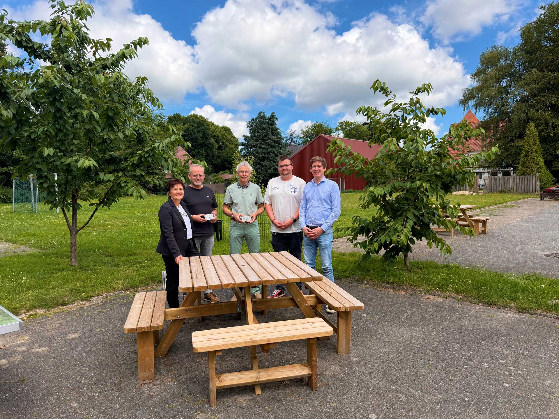 Foto der neuen Sitzbank mit Kollegen des Marien Hospitals und des Födervereins