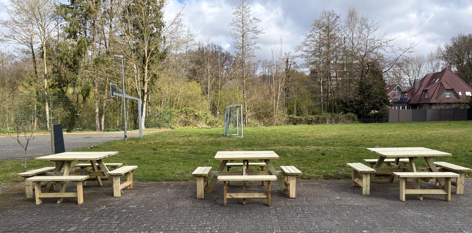 Die neu aufgestellten Sitzbänke an der KJP, Aschendorf